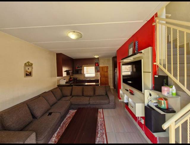 3 BEDROOM TOWNHOUSE FOR SALE IN HEUWELSIG ESTATE